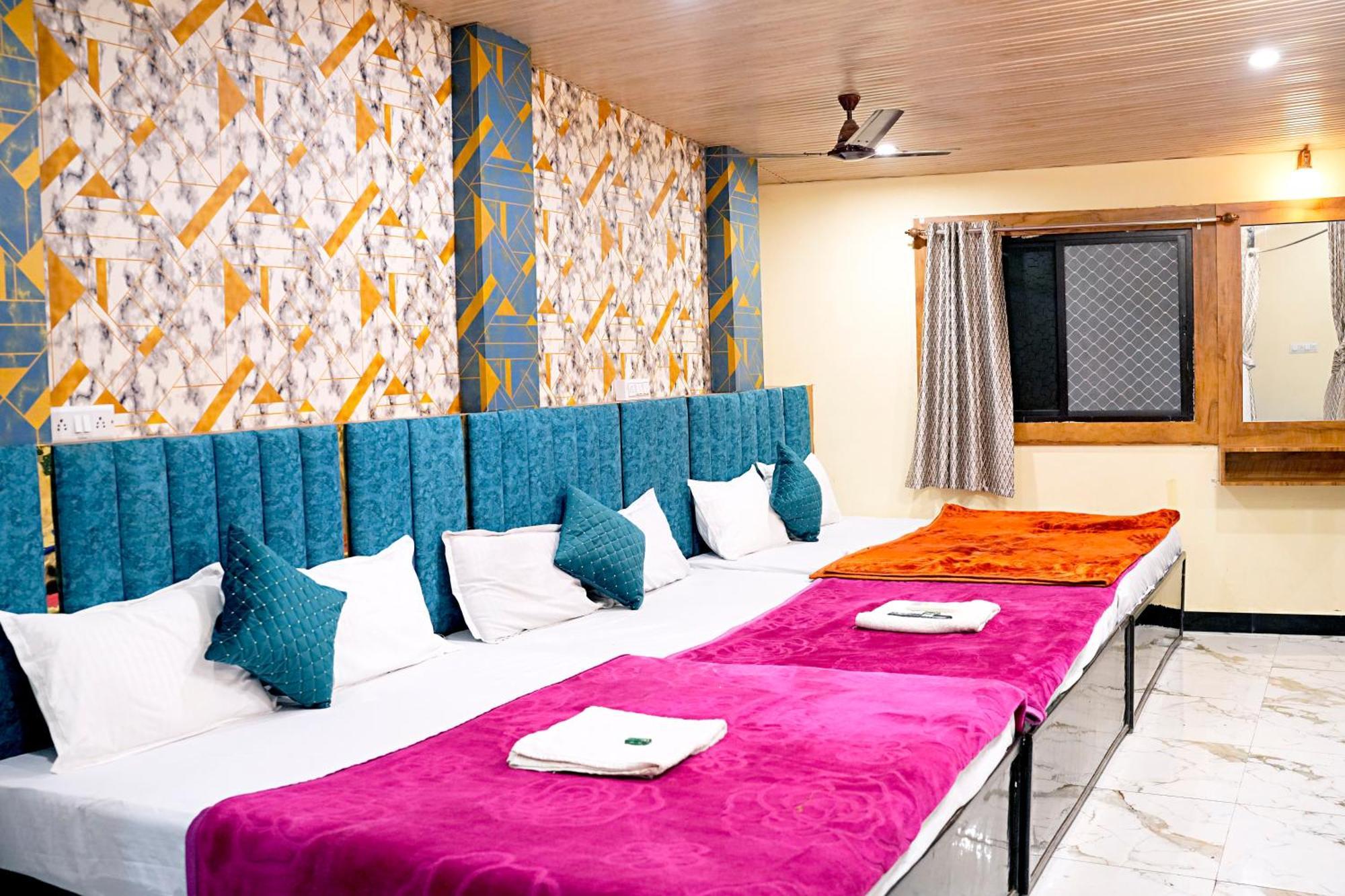 Hotel Mahalok Palace Ujjain Esterno foto