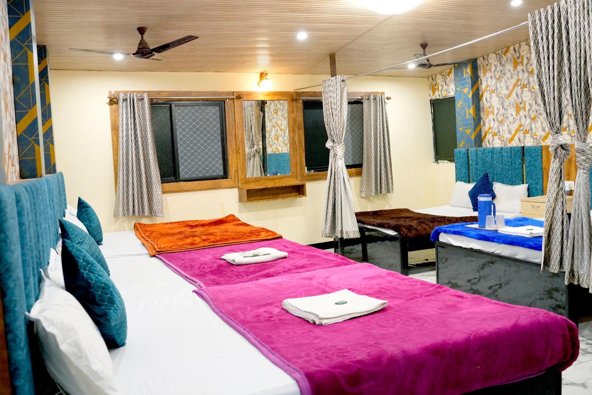 Hotel Mahalok Palace Ujjain Esterno foto